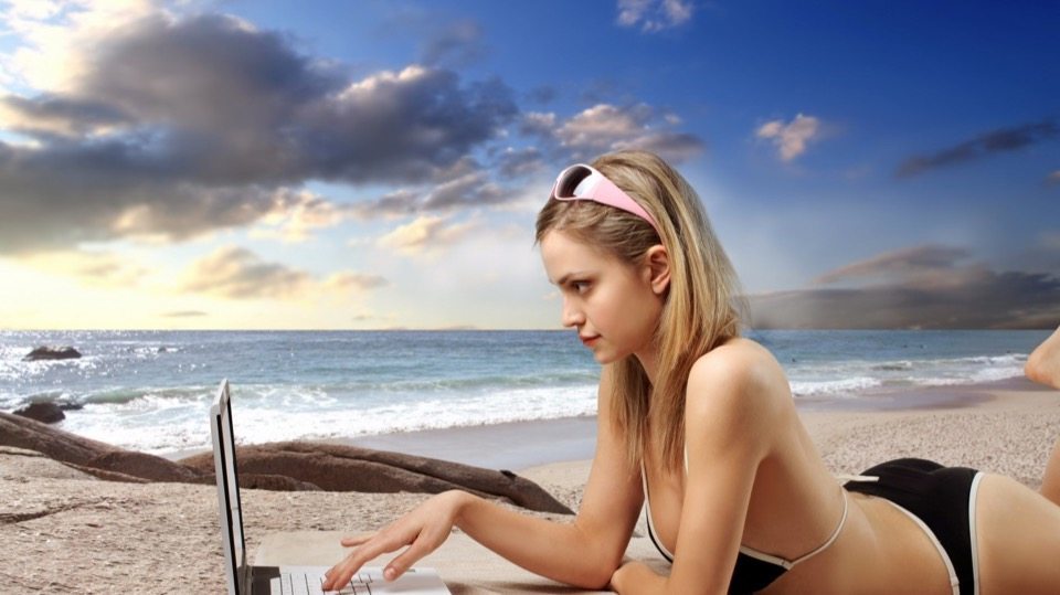 beach-girl-with-laptop-wallpaper